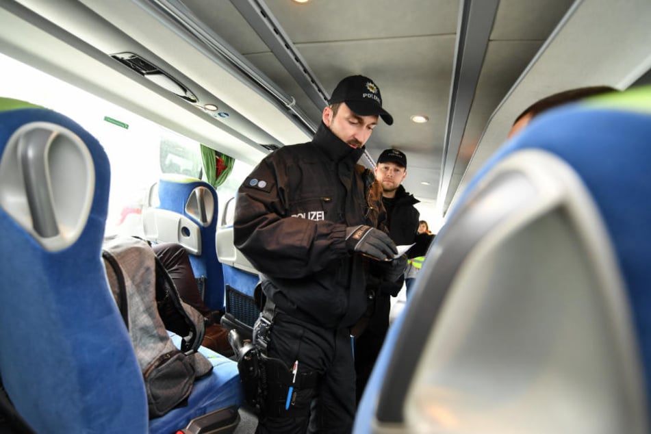 Die Polizei kontrollierten den Bus, weil er falsch geparkt war. Dabei stellten sie fest, dass der Busfahrer gar keinen Mietvertrag hatte. (Symbolbild)