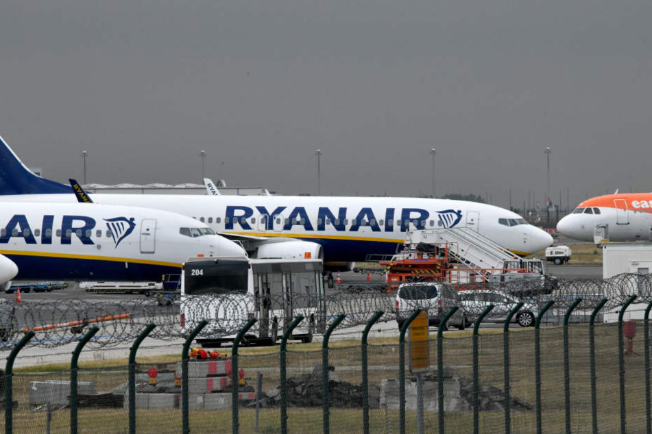 Durch den Streik der irischen Fluggesellschaft Ryanair fallen am Freitag 52 Landungen aus (Symbolbild).