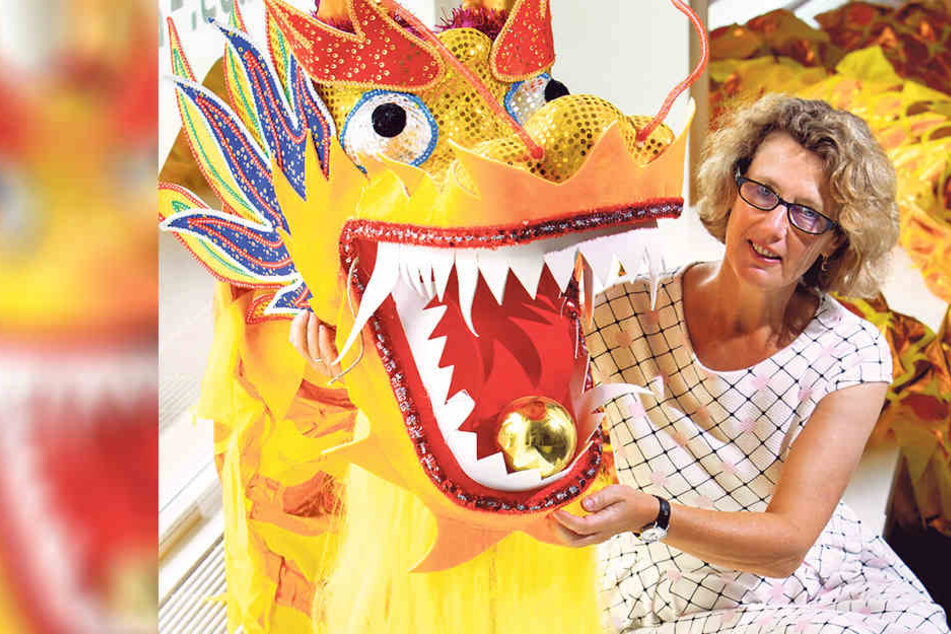 Museumsdirektorin Dr. Sabine Wolfram (56) hofft auf gute Gebote für ihren
vietnamesischen Drachen aus Polyester.