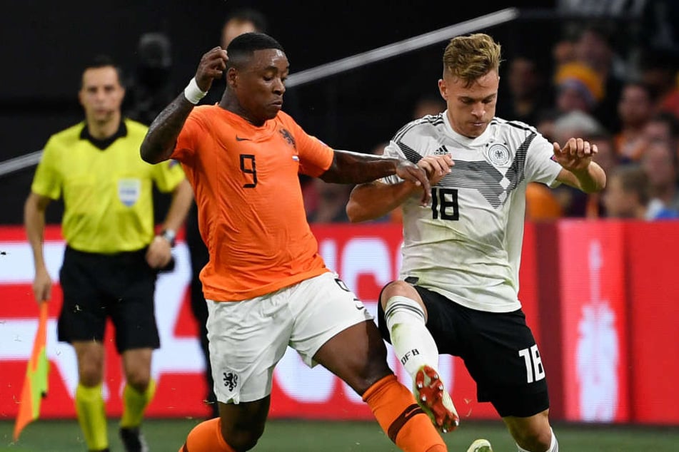 Joshua Kimmich im Zweikampf mit Steven Bergwijn.