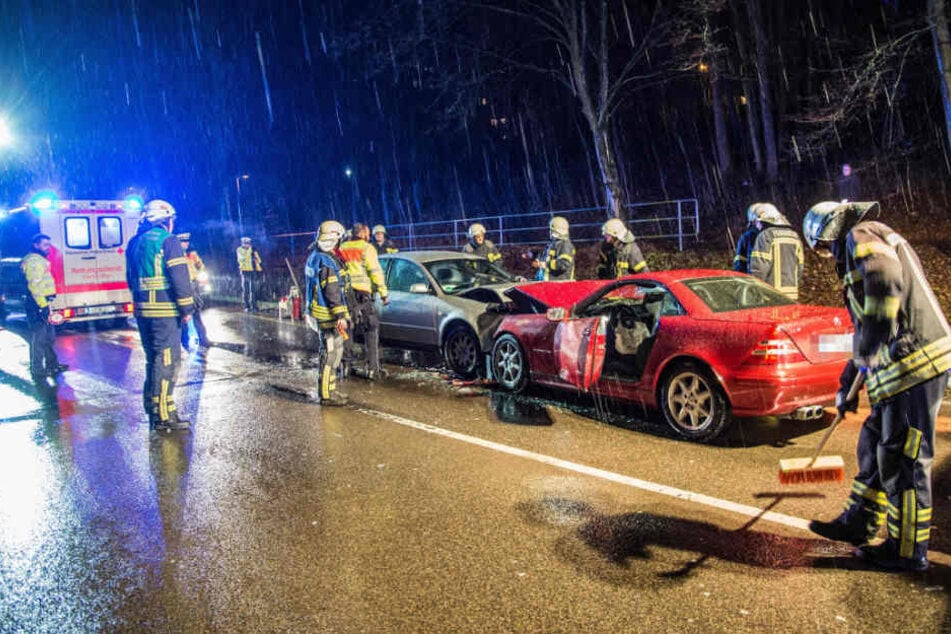 Die Fahrerin des Audi (links) war in den Mercedes (rechts) gekracht.