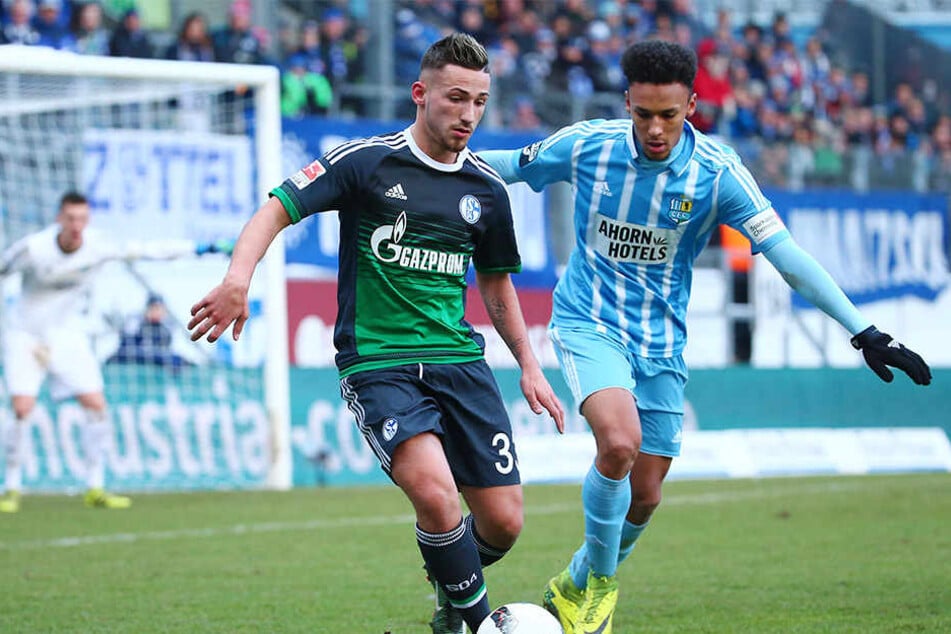 14. Januar 2017: Jamil Dem (r.) im Zweikampf mit dem Schalker Donis Avdijaj bei seinem bislang letzten Einsatz für den Chemnitzer FC.