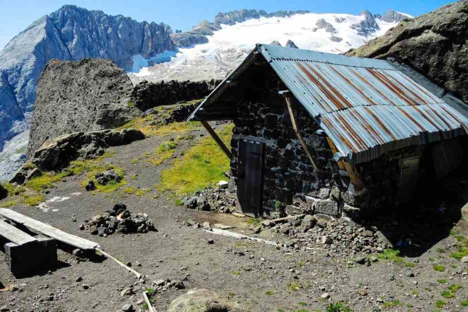 Der Mann hatte sich in eine Biwakhütte zurückgezogen und dort neun Tage lang ausgeharrt. (Symbolbild)