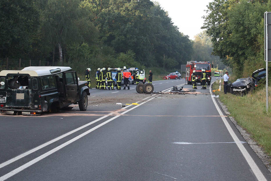 Die Hinterachse des Land Rovers liegt mitten auf der Bundesstraße 1.