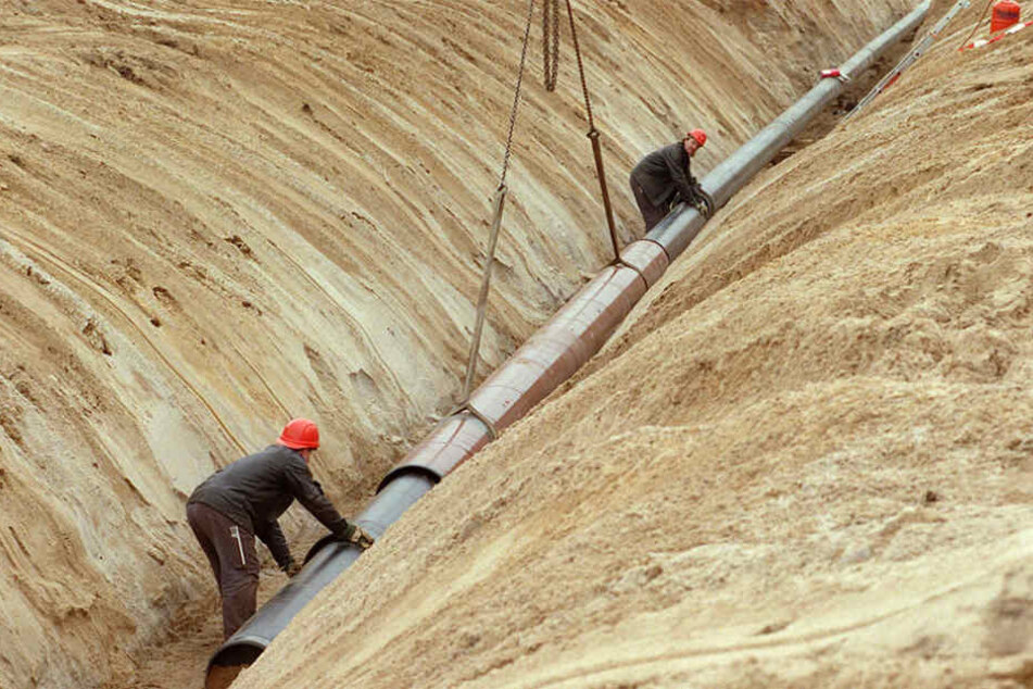 Weil die Firmen viel Wasser brauchen, müssen schnell Leitungen gelegt werden.