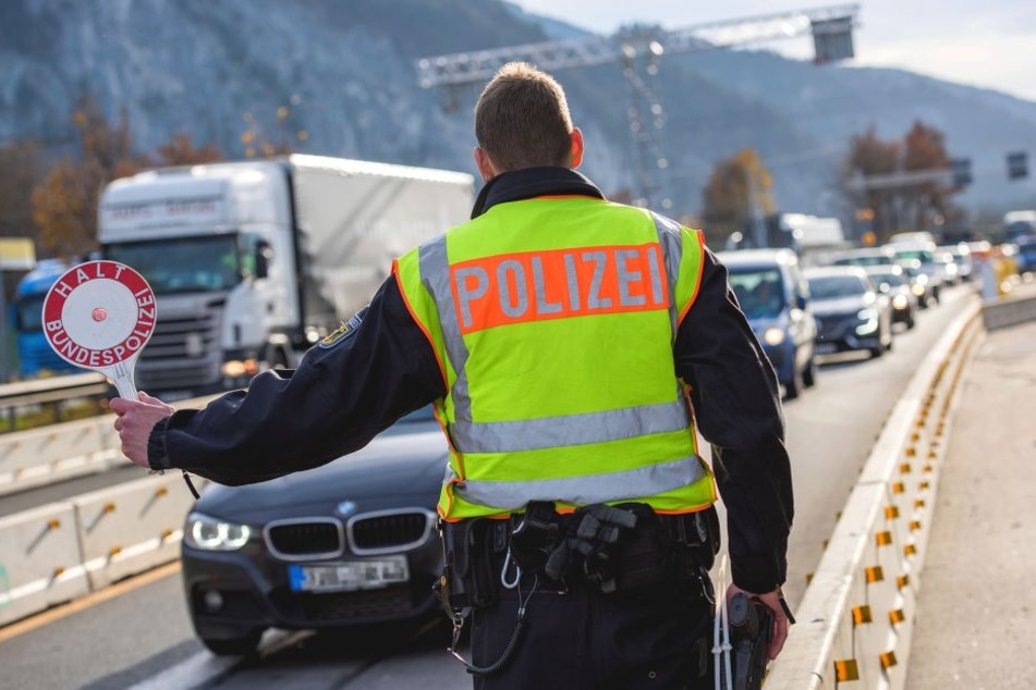 Eine Grenzkontrolle der Polizei (Symbolbild).