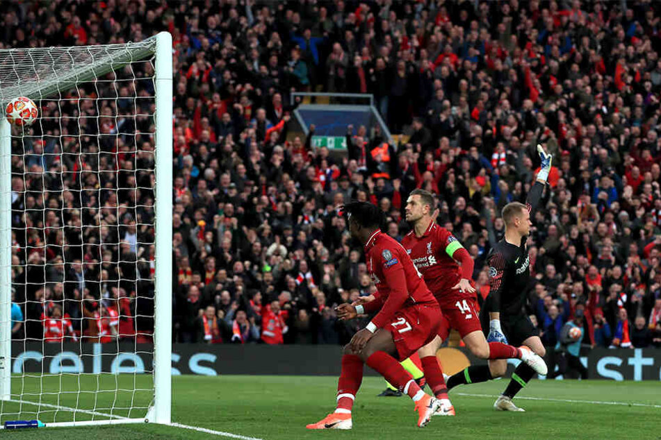 Divock Origi trifft zum Führungstor für Liverpool.
