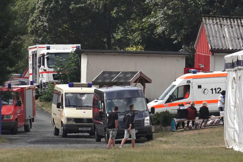 Rettungskräfte stehen vor dem Ferienzentrum Rauenstein. Hier kam es im Juni zu vergleichbaren Vorfällen.
