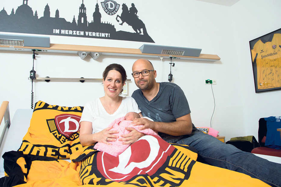 Mama Annett (39) und Papa Enrico Pflaume (44) mit Töchterchen Victoria (vier
Tage) fühlen sich wohl im Dynamo-Familienzimmer des Städtischen Klinikums
Dresden-Neustadt.