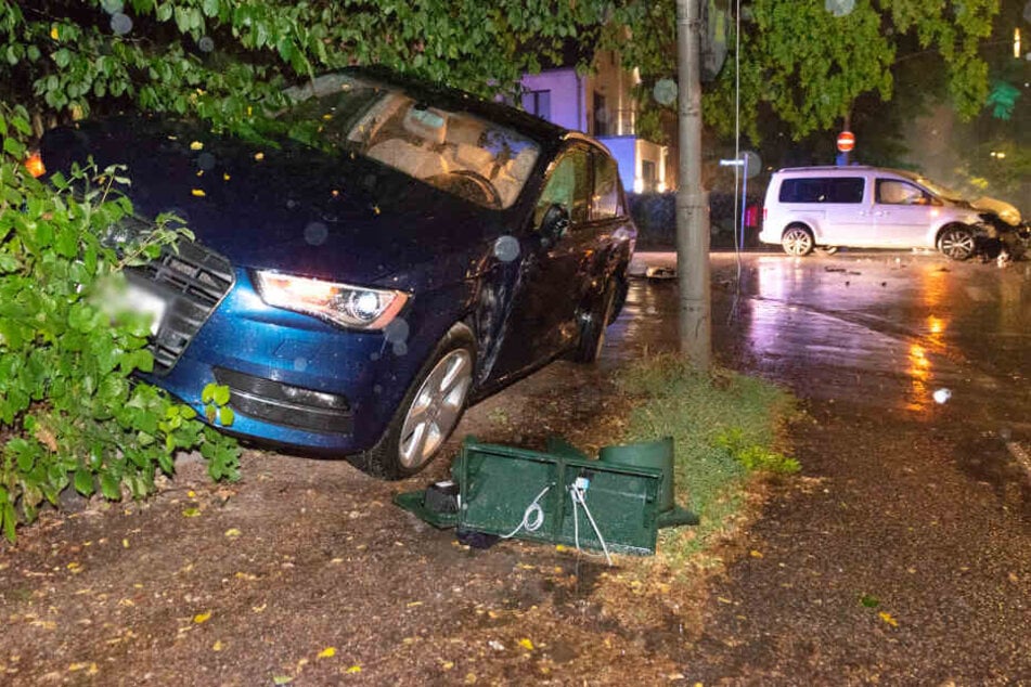 Während der silberne Caddy der Familie auf der Kreuzung stehen blieb, krachte der blaue Wagen in ein Gebüsch.