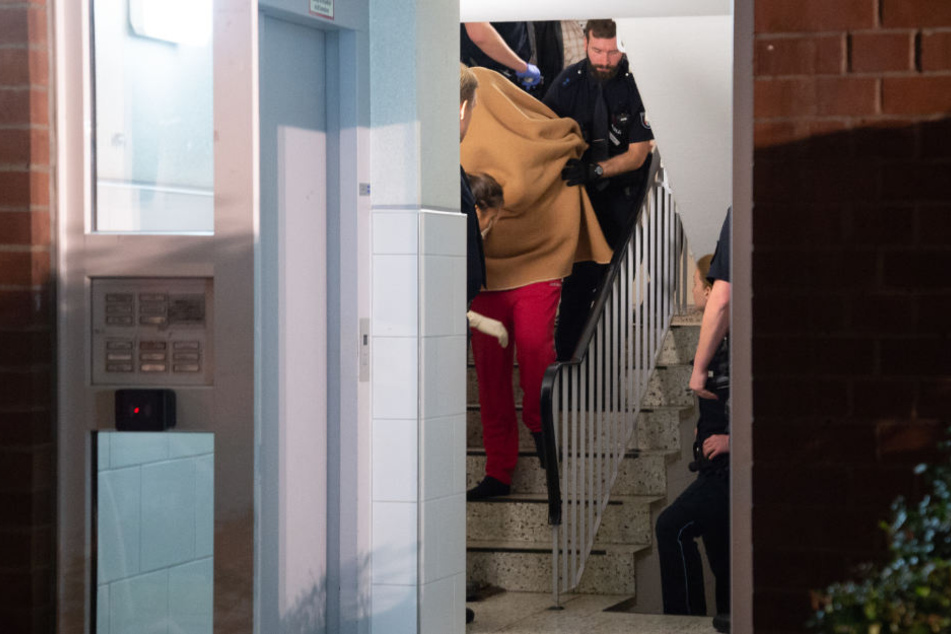 Die Polizei nahm den 37-jährigen Mann im Treppenhaus fest.