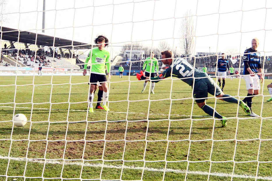 Björn Jopek (ganz r.) überwindet Torhüter Sören Pirson - das Tor zum 2:0 für den Chemnitzeer FC gegen FSV Frankfurt.