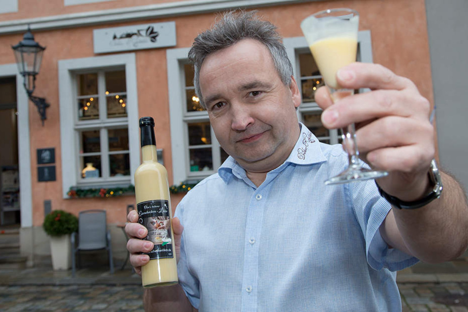 Kaffeestübchen-Chef Ralf Müller (52) präsentiert den weltweit ersten Eierscheckenlikör.