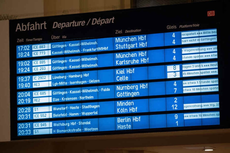 Auf dem Display im Bahnhof werden nach einem Sturm verspätete Züge angezeigt.