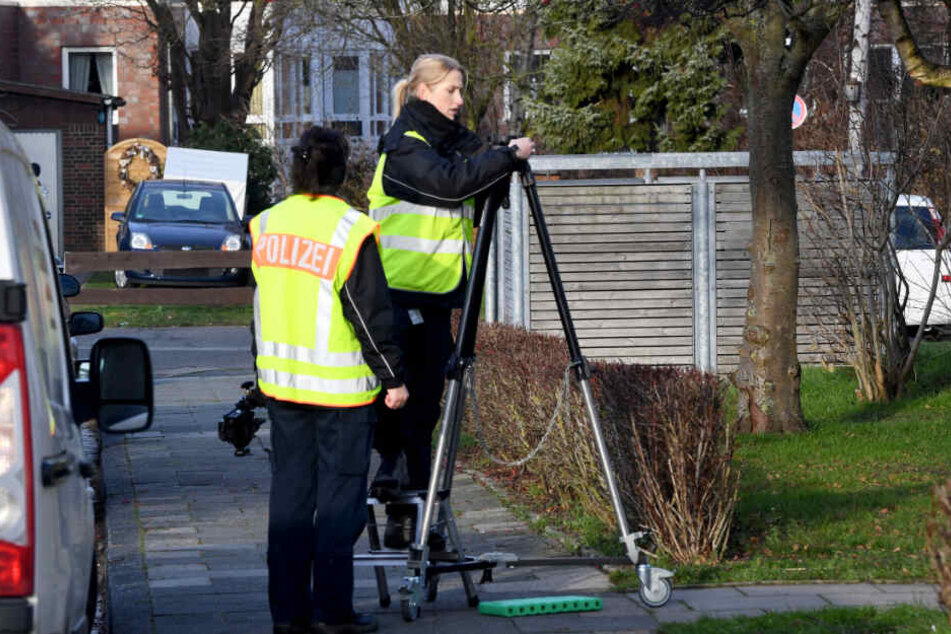 Mit speziellen Geräten untersuchte die Polizei die Umgebung des Hauses ab.