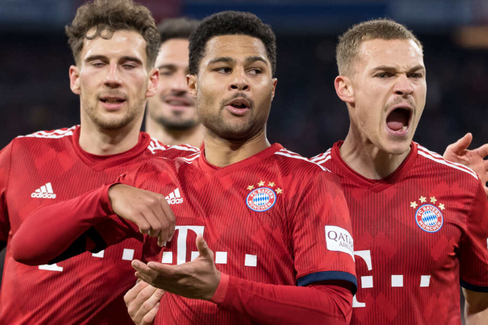 Serge Gnabry (M.) und der FC Bayern München sind auf der Jagd nach dem Triple.