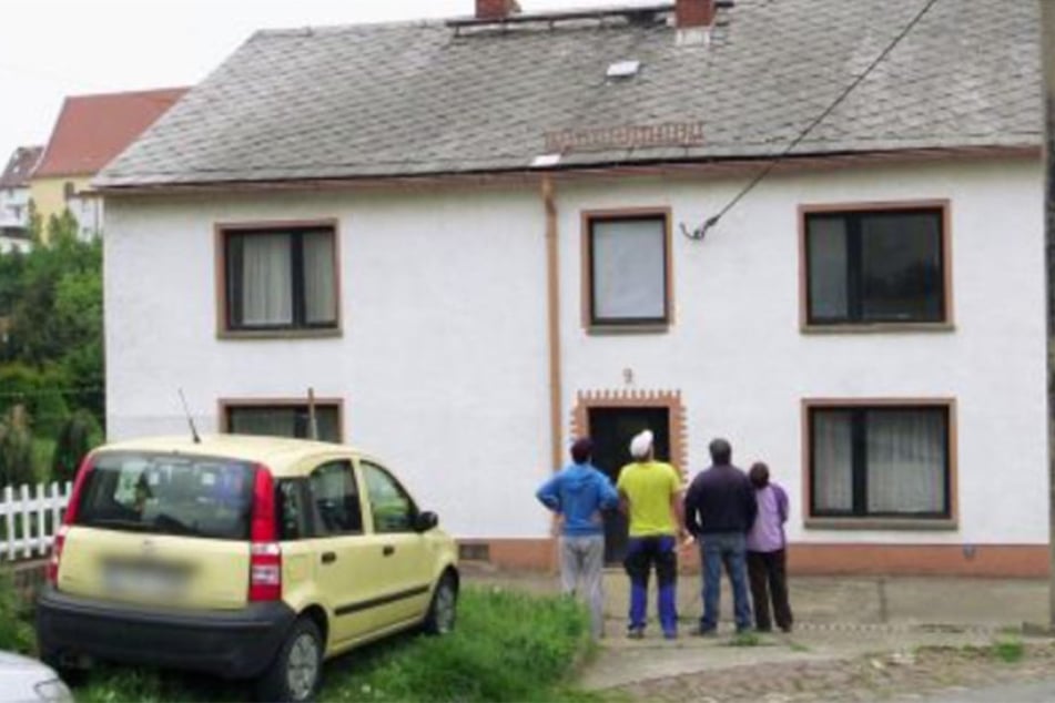 Von außen macht das sanierungsbedürftige Haus in Leisnig einen ganz guten Eindruck. Schon beim Betreten treibt es der Familie jedoch die Schweißperlen auf die Stirn.