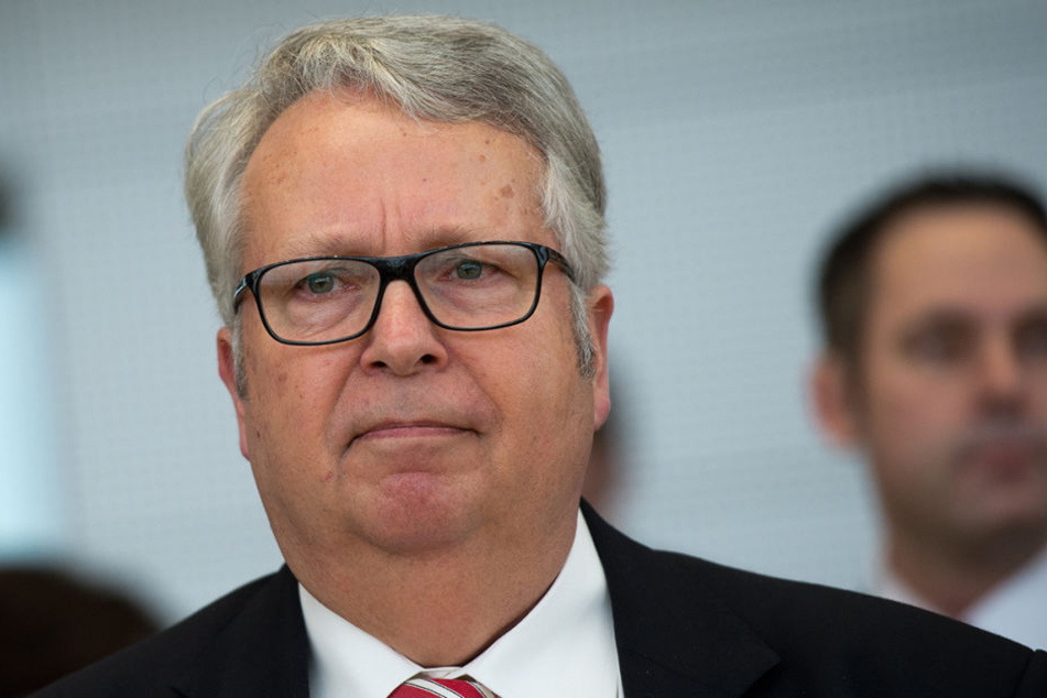 Sachsens Ausländerbeauftragter Geert Mackenroth (67, CDU) mit seinem
Jahresbericht und Heim-TÜV.