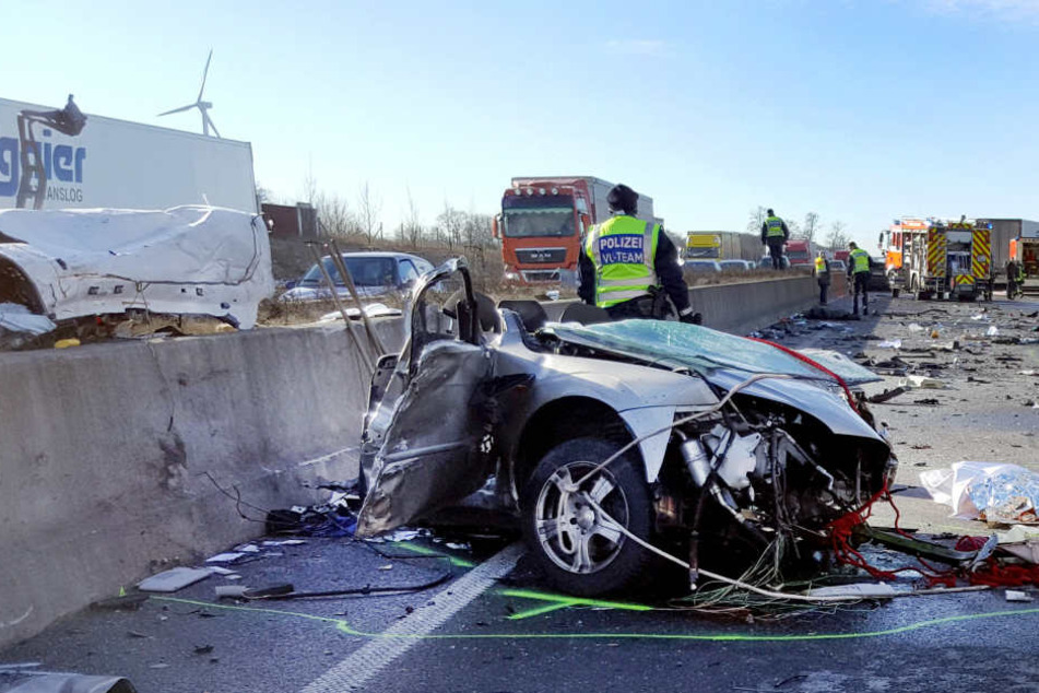 Senioren, die Auto fahren wollen, müssen sich nach dem Willen von Verkehrsjuristen künftig regelmäßig medizinisch auf ihre Fahreignung testen lassen (Archivbild).