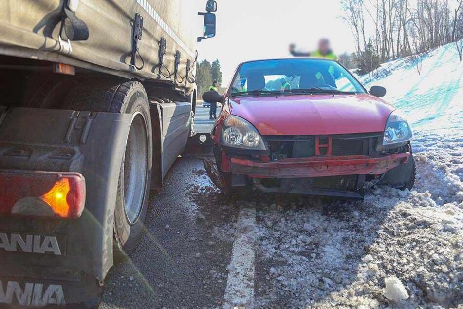 Der Clio landete am Fahrbahnrand.