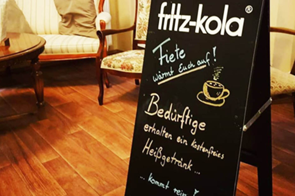 Im Neustädter Café "Fiete Behnersens v-cake" gibt es jetzt gratis Heißgetränke für Obdachlose.
