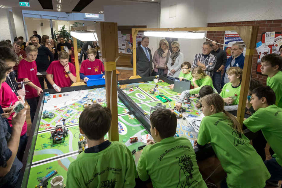 Funktioniert alles? Die "Crimotten" (grüne Trikots) schauen, was ihre selbstgebauten und -programmierten Roboter machen.