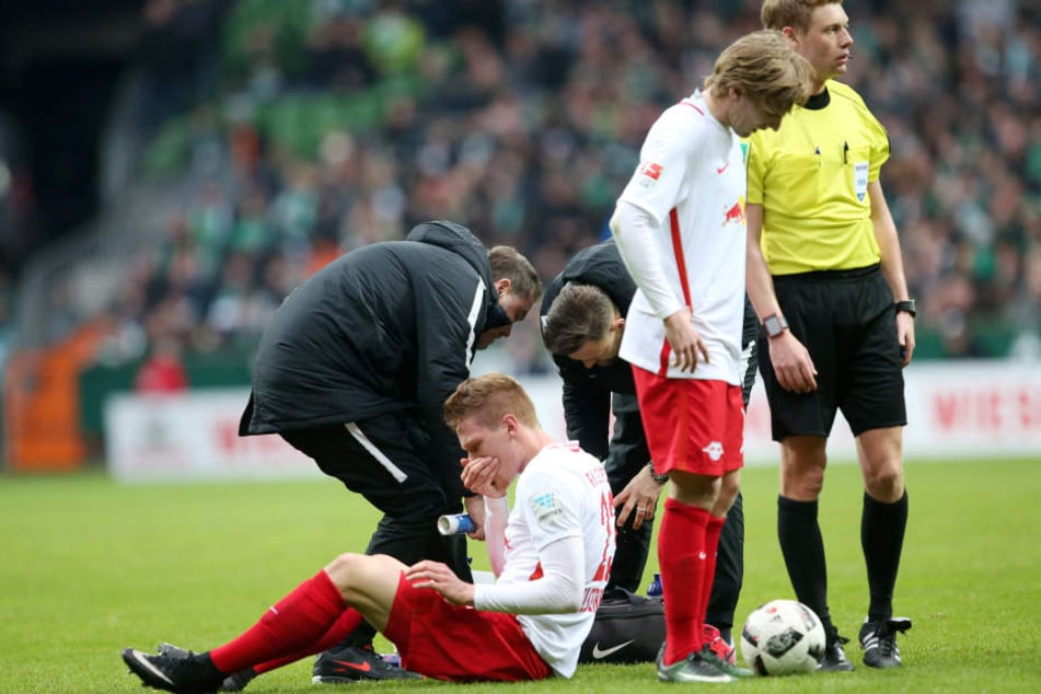 Marcel Halstenberg (26, sitzend) und Emil Forsberg (2.v.r.) fallen bei RB Leipzig definitiv zwei Spieler im wichtigen Spiel gegen Schalke 04 aus.