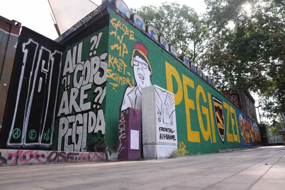Das Graffito ist an einer Wand in der Nähe der Scheune zu sehen.