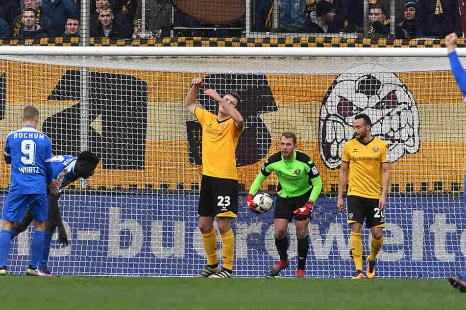 Im November 2016 trifft Mlapa (2.v.l.) im Bochumer Dress zum 2:2 gegen die SG Dynamo und dreht zum Jubeln ab.
