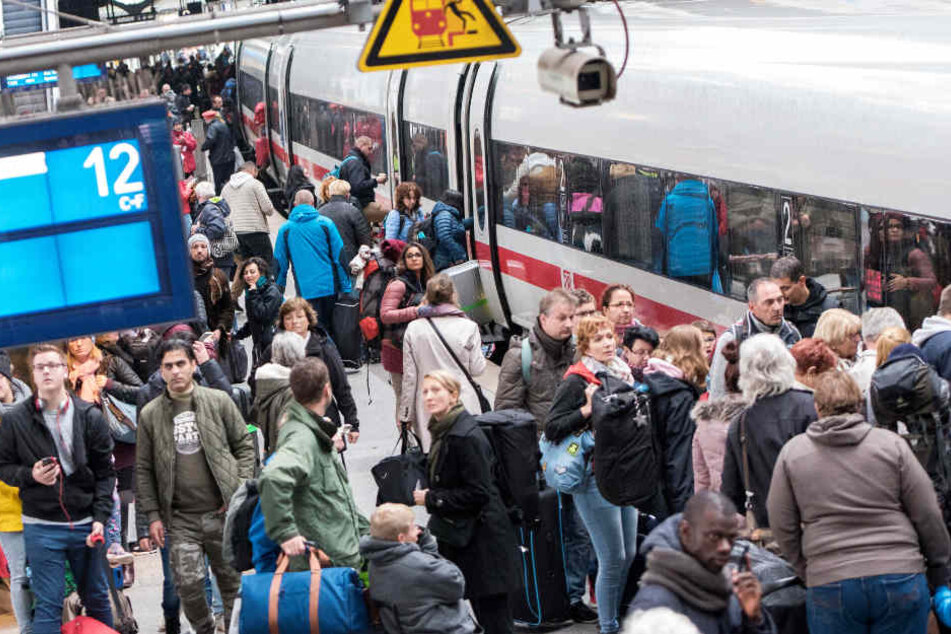 Viele Menschen nutzen in ganz Deutschland die Dienste der Bahn. (Symbolbild)
