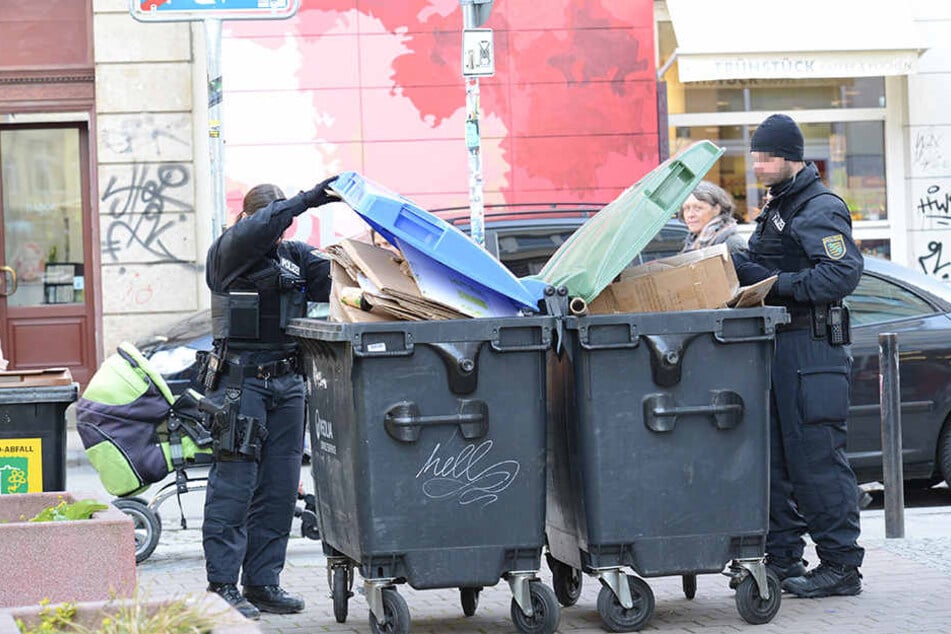 Die Polizei durchsuchte auch die Mülltonnen in der Umgebung nach Beweisen