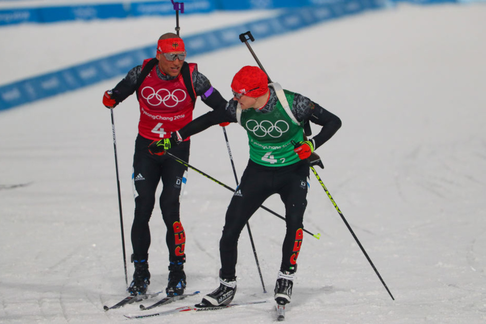 Erik Lesser (l) aus Deutschland übergibt an Benedikt Doll.