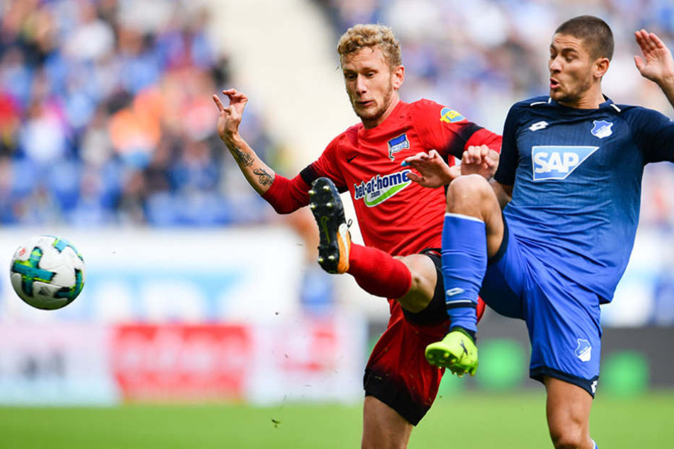 Hoffenheims Andrej Kramaric (r) und Berlins Fabian Lustenberger kämpfen um den Ball.