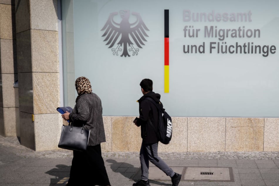 Passanten suchen am Morgen den Eingang zum Bundesamt für Migration und Flüchtlinge.