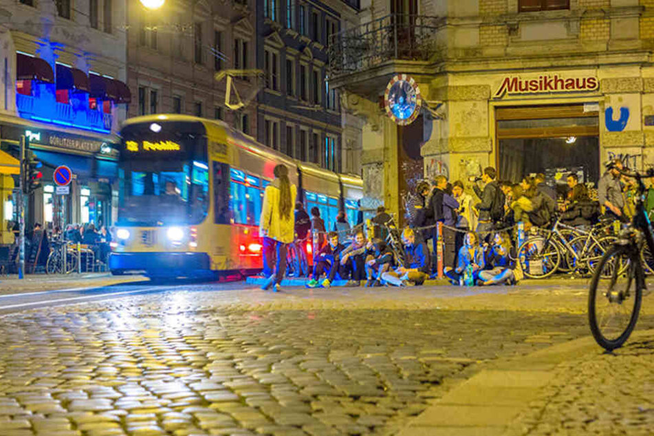 Am sogenannten „Assi-Eck“ in der Neustadt kommen sich Besucher und Straßenbahnen
gefährlich nah.