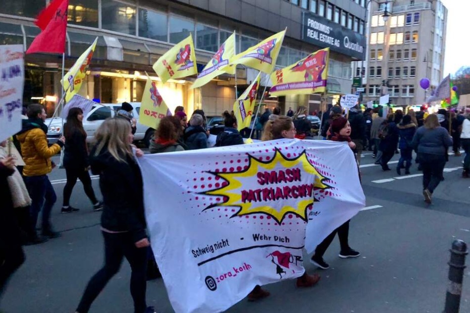 Hunderte TeilnehmerInnen demonstrierten am Freitagabend in Köln.