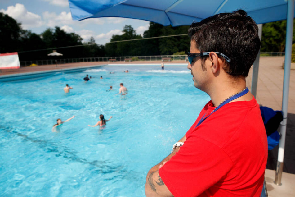 Die Sicherheit in Bädern ganzer Regionen sei nicht aufrecht zu erhalten, wenn nicht bald Fördermittel in Schwimmhallen fließen, sagt der Vorsitzender der Halleschen Wasserrettung, Sven Thomas.