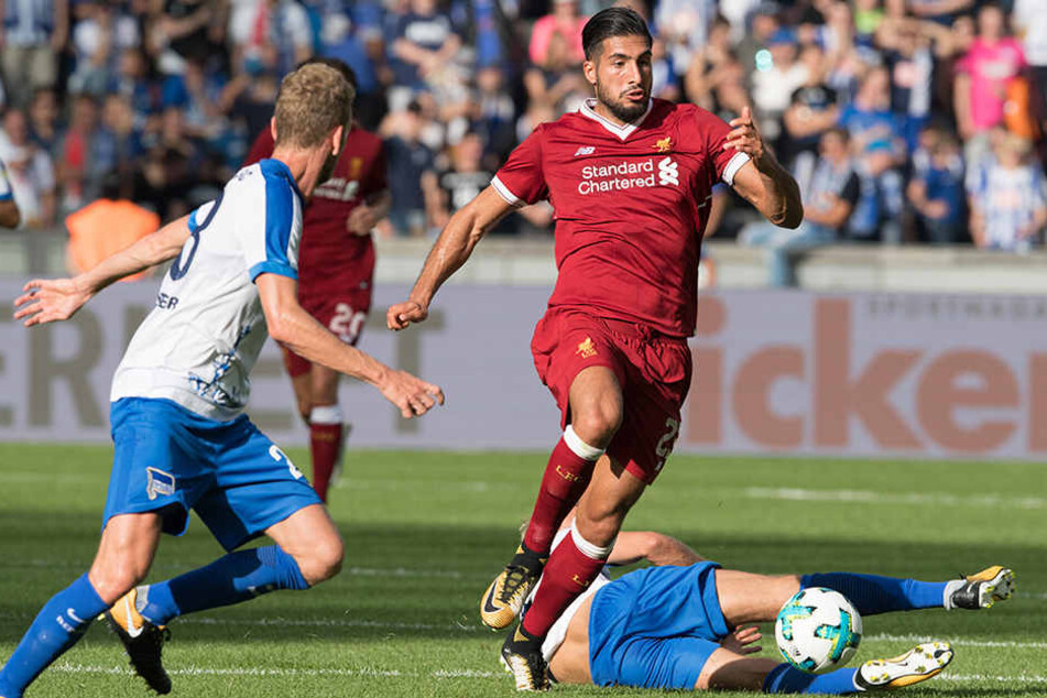 Liverpools Emre Can (M.) setzt sich gegen Herthas Fabian Lustenberger (l) und Per Skjelbred durch.