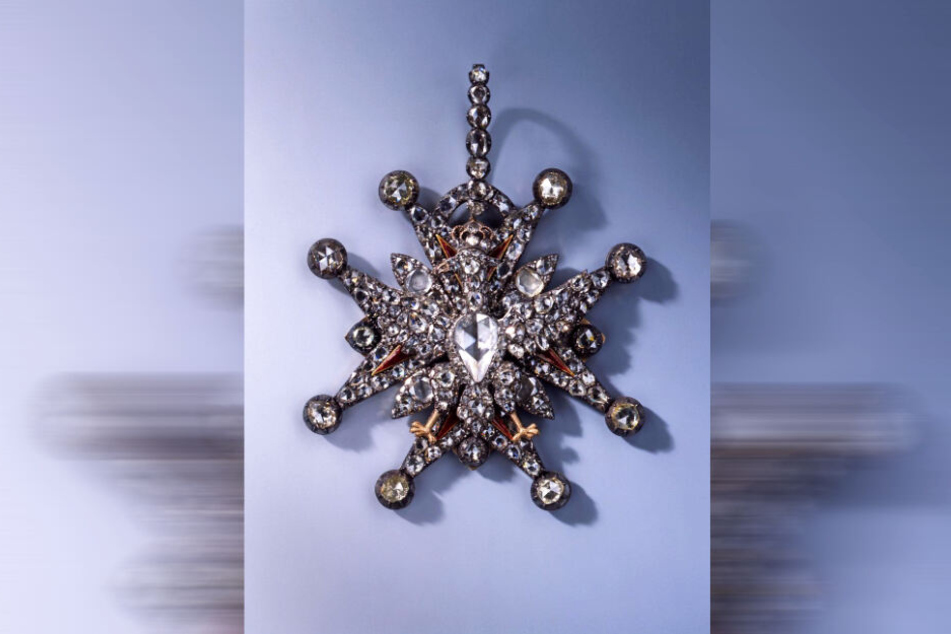 Zu den erbeuteten Schmuckstücken zählt auch dieses Kleinod aus der Diamant-Rosen-Garnitur.