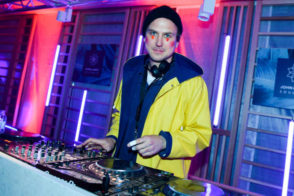 Schauspieler Lars Eidinger legt mit aufgeklebten Punkten und rot geschminkten Wangen zur Eröffnung des Yoga, Pilates und Barre-Studios der John & Janes Soulbase auf der Party als DJ auf. (Archivbild)