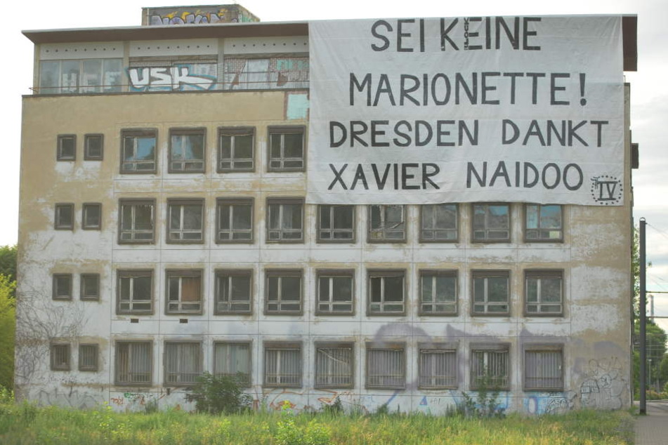 "Sei keine Marionette! Dresden dankt Xavier Naidoo" steht auf dem Plakat geschrieben, das Unbekannte in der Wiener Straße aufgehängt haben.