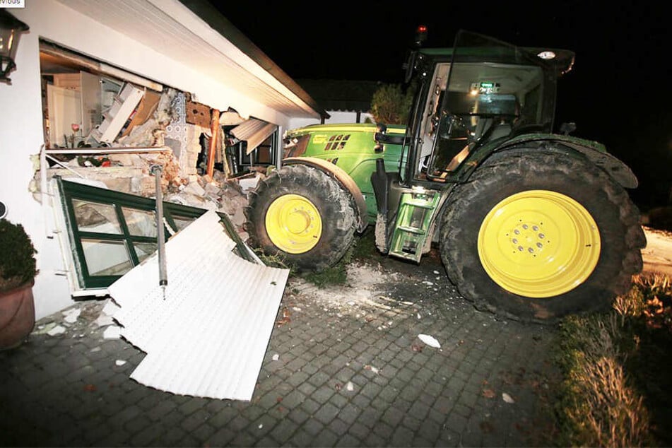 Mit einem Traktor krachten die Einbrecher durch die Wand.