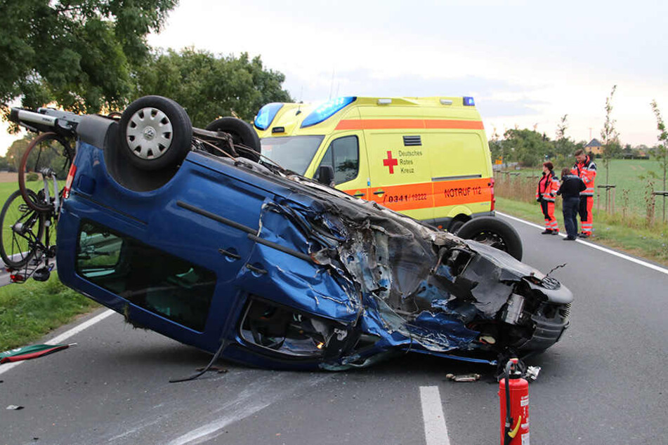 Kaum zu glauben: Aus diesem verunglückten Fahrzeug konnten alle Insassen lebend geborgen werden.