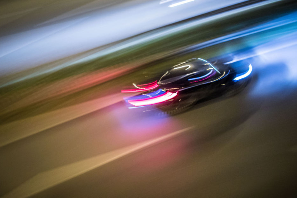 Die Polizei zwang den 49-jährigen Fahrer zum Anhalten, doch dieser floh zu Fuß weiter. (Symbolbild)