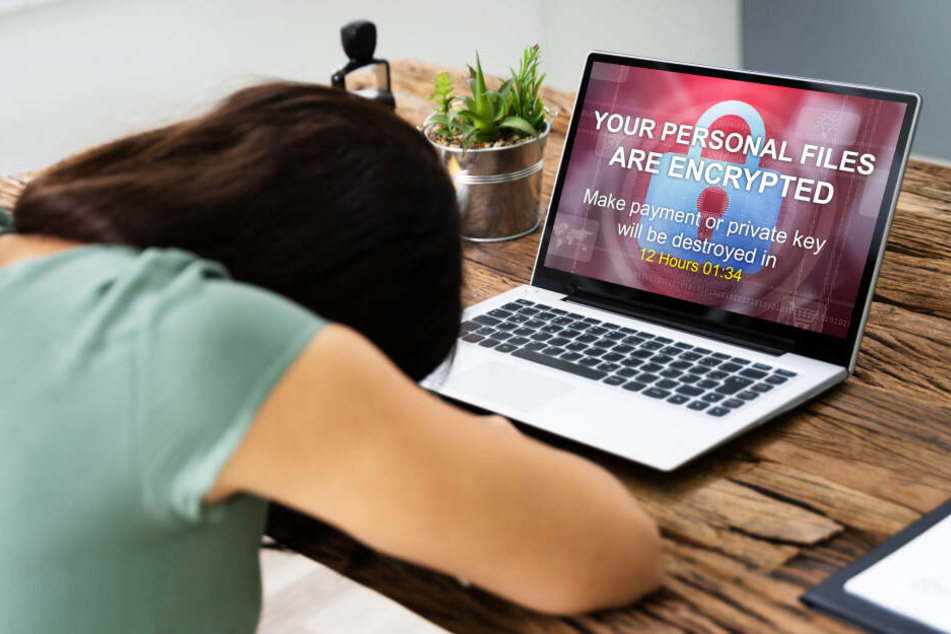 Eine Frau verzweifelt, weil ihr Laptop gehackt wurde. Mit den TAG24-Tipps wäre das nicht passiert... (Symbolbild)