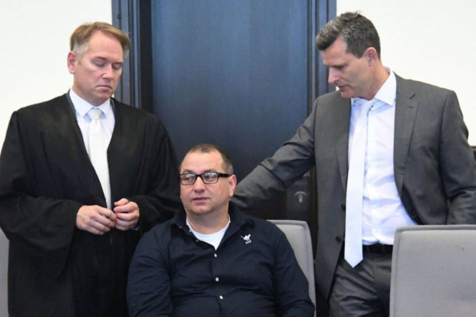 Wilfried W. (Mitte) muss sich vor Gericht wegen schwerer Vorwürfe verantworten.