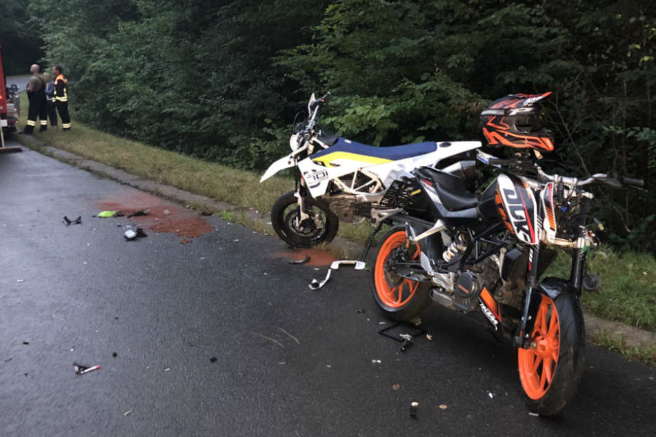 Die beiden Fahrer knallten gegeneinander.