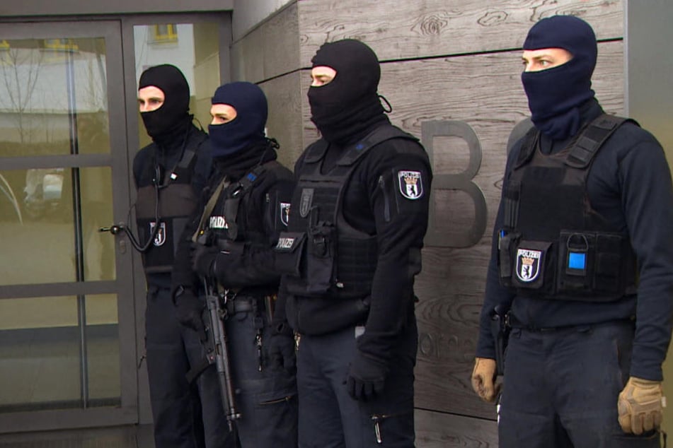Ermittler der Sicherheitsbehörden durchsuchten die Wohnungen der beiden Islamisten in Herford. (Symbolbild)
