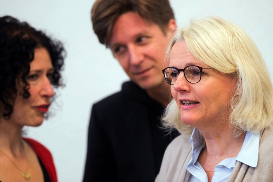 Umweltsenatorin Regine Günther (54. re.) prüft verschiedene Möglichkeiten, um die Stickstoffdioxidbelastung in Berlin zu senken.