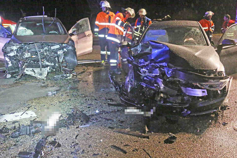 Auf der Bundesstraße 21 in Bayern sind zwei Autos frontal zusammengestoßen.